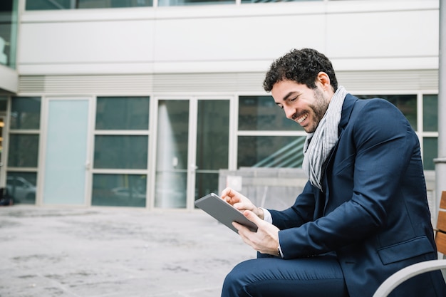 Homem de negócios moderno usando dispositivo ao ar livre