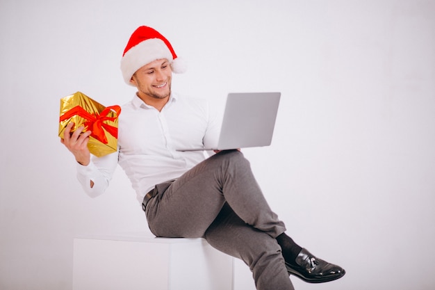 Homem de negócios no chapéu de Papai Noel, compras on-line no Natal