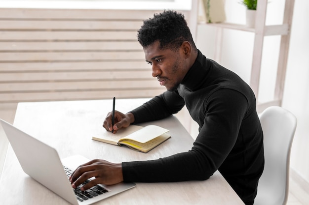 Foto grátis homem de negócios no escritório ocupado