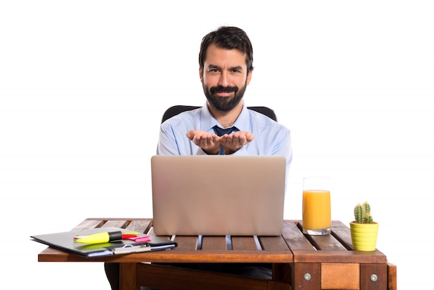 Homem de negócios no escritório que ocupa