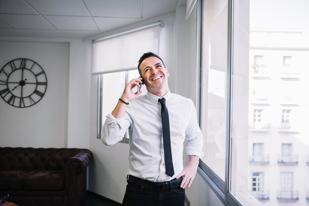 Homem de negócios no telefone rindo