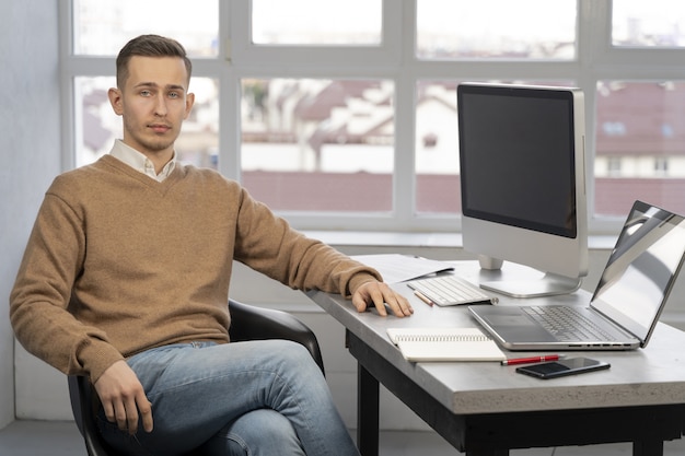 Foto grátis homem de negócios no trabalho