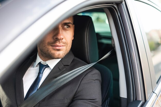 Homem de negócios olhando para longe