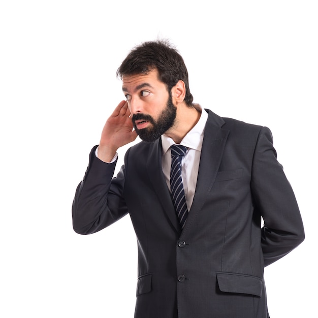 Homem de negócios ouvindo o fundo branco isolado