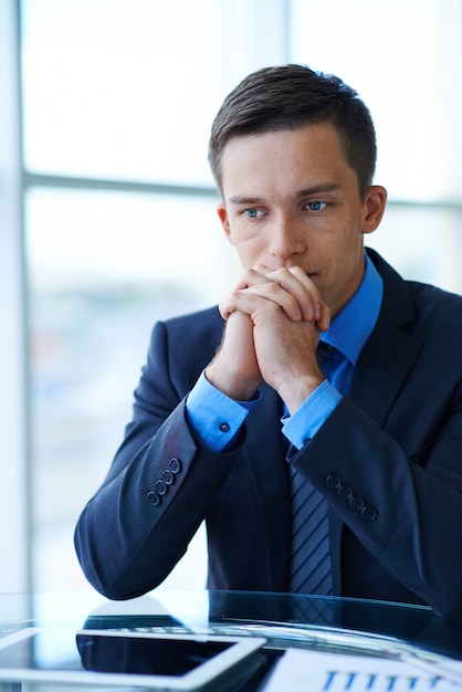 Homem de negócios pensativo no trabalho