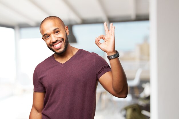 Homem de negócios preto feliz expressão