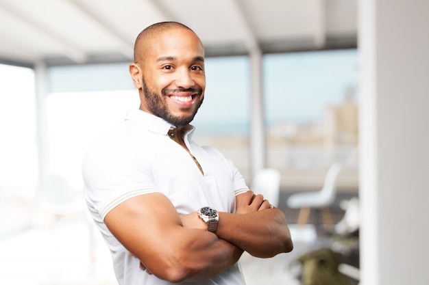 Homem de negócios preto feliz expressão