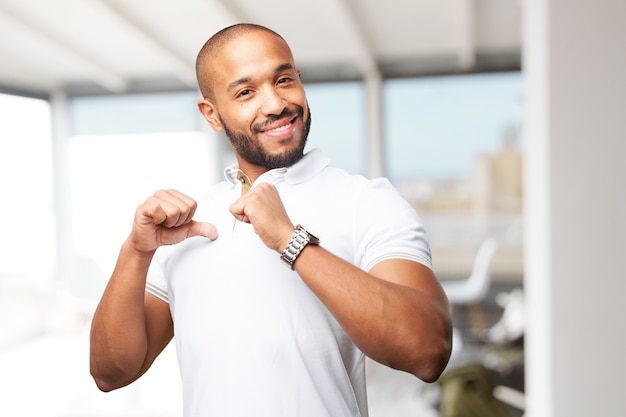 Homem de negócios preto feliz expressão