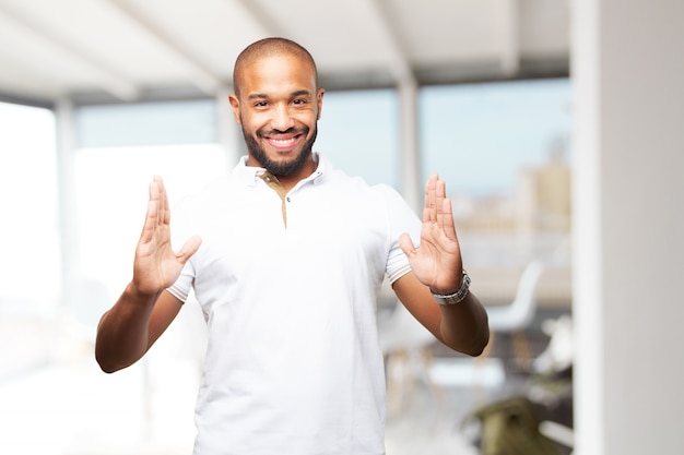 Homem de negócios preto feliz expressão