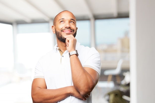 Homem de negócios preto feliz expressão