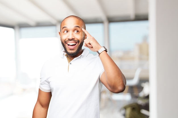 Homem de negócios preto feliz expressão