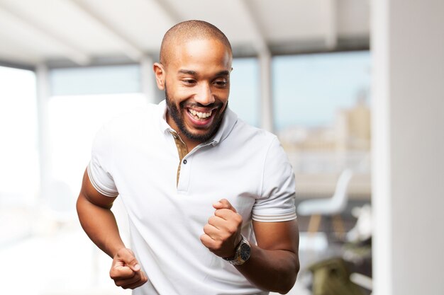 Homem de negócios preto feliz expressão