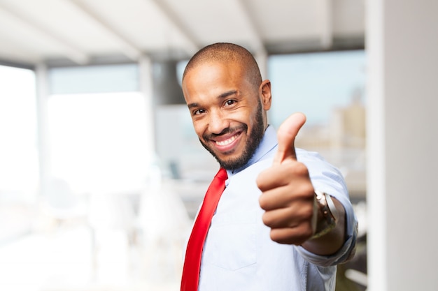 Homem de negócios preto feliz expressão