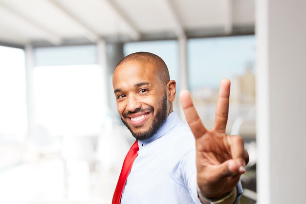 Homem de negócios preto feliz expressão