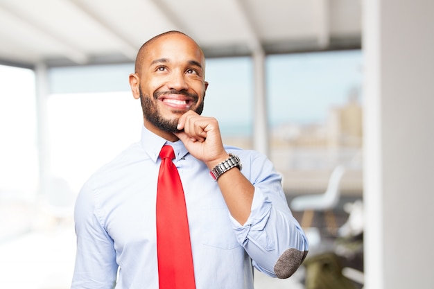 Homem de negócios preto feliz expressão