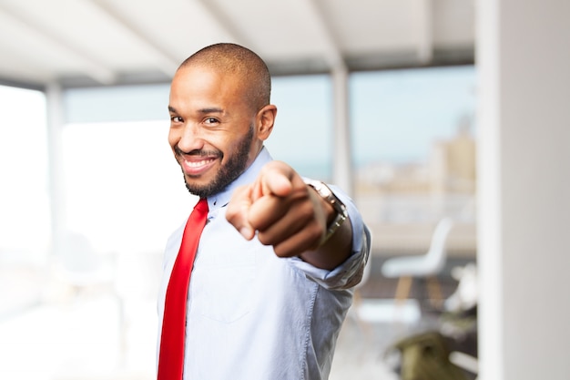 Homem de negócios preto feliz expressão