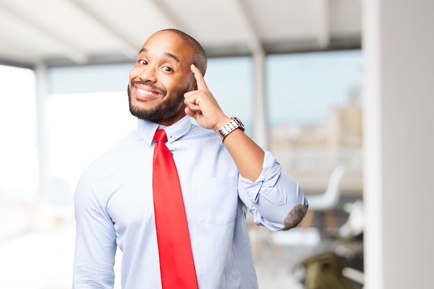 Homem de negócios preto feliz expressão