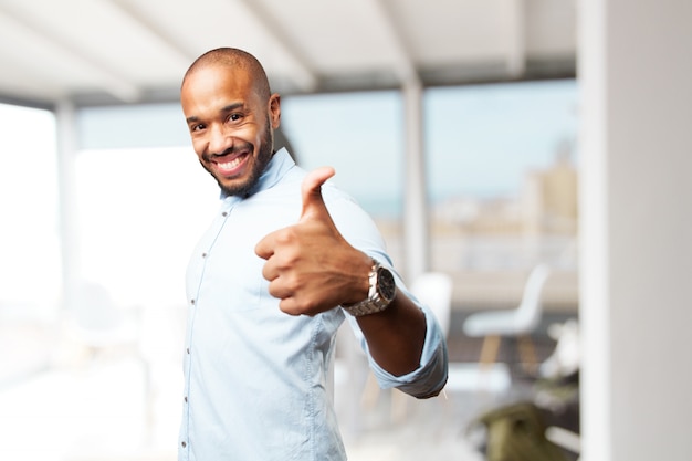 Homem de negócios preto feliz expressão