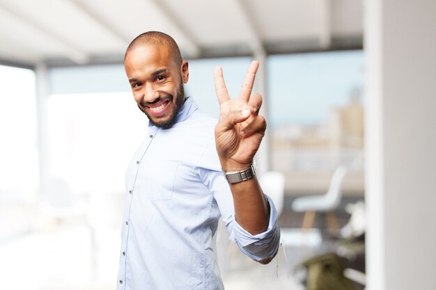 Homem de negócios preto feliz expressão