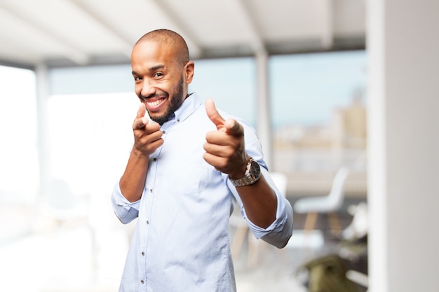 Homem de negócios preto feliz expressão