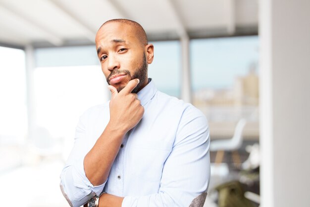 Homem de negócios preto feliz expressão