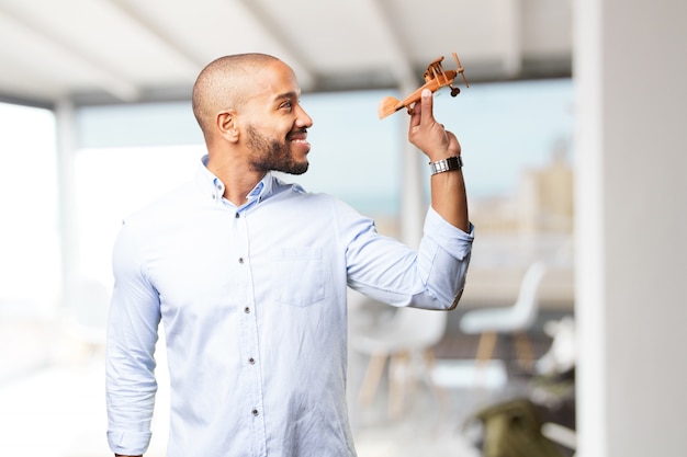 Foto grátis homem de negócios preto feliz expressão