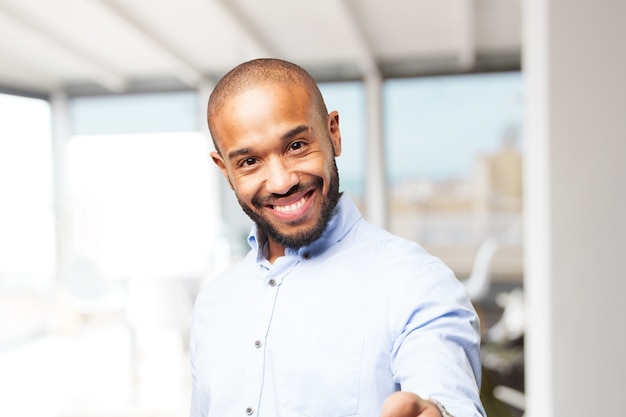 Foto grátis homem de negócios preto feliz expressão