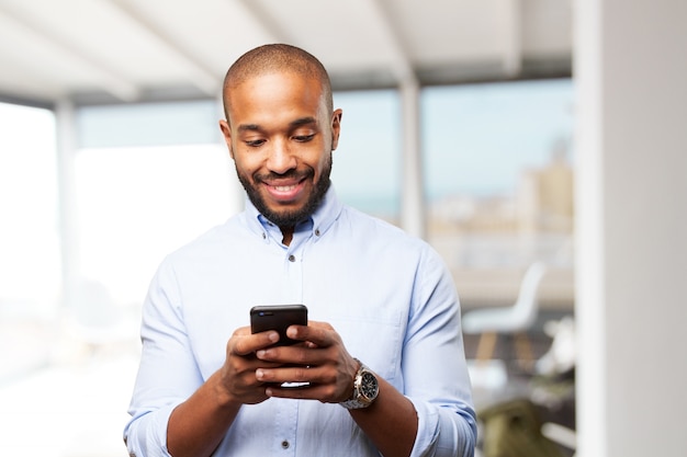 Homem de negócios preto feliz expressão