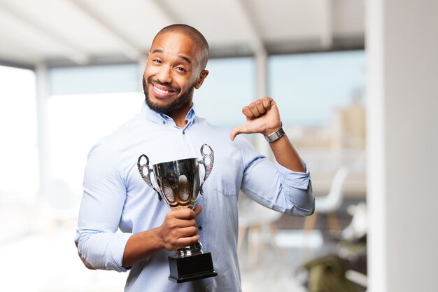 Homem de negócios preto feliz expressão