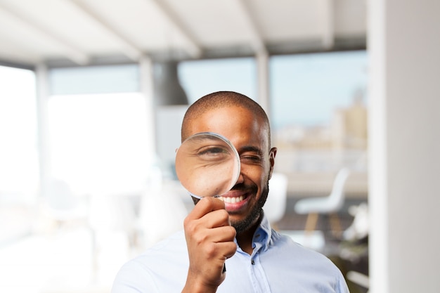 Foto grátis homem de negócios preto feliz expressão