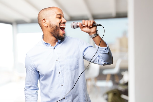 Foto grátis homem de negócios preto feliz expressão