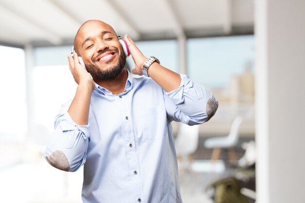 Homem de negócios preto feliz expressão