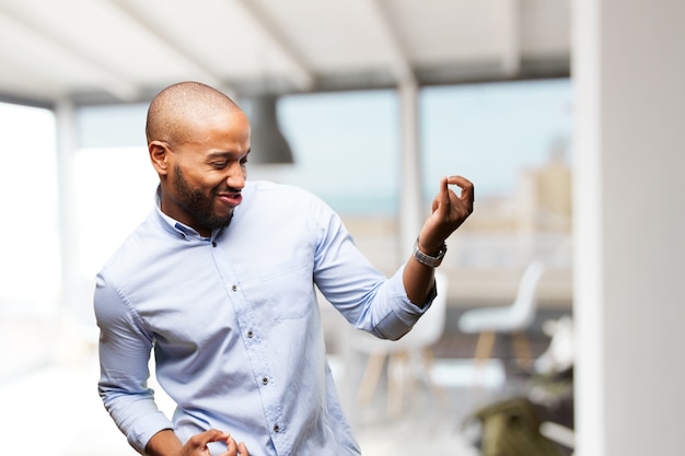 Homem de negócios preto feliz expressão