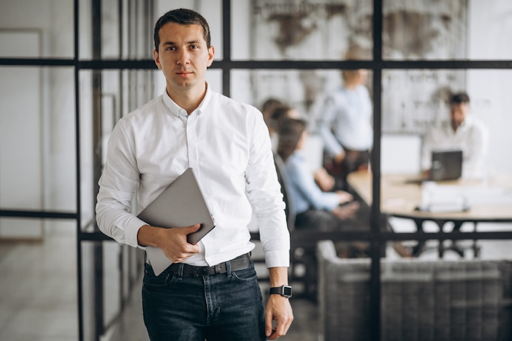 Foto grátis homem de negócios proprietário da empresa no escritório