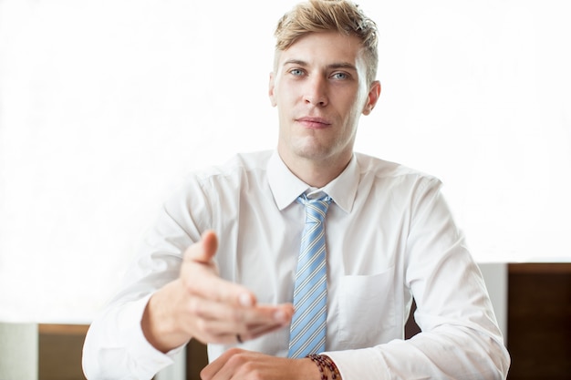 Homem de negócios que se estende para tomar algo