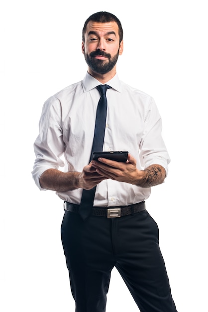 Homem de negócios segurando um tablet