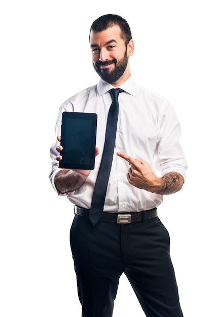 Foto grátis homem de negócios segurando um tablet