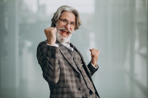 Foto grátis homem de negócios sênior mostrando emoções