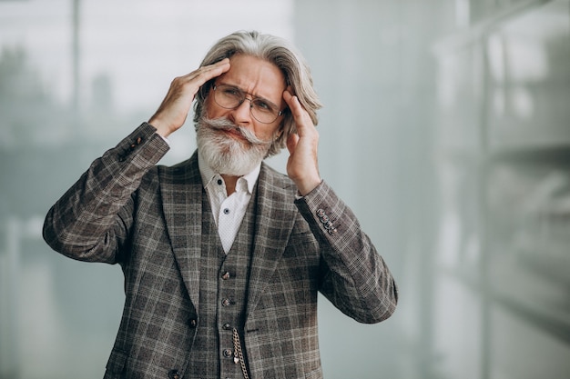 Homem de negócios sênior mostrando emoções