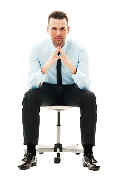 Foto grátis homem de negócios sério sentado na cadeira