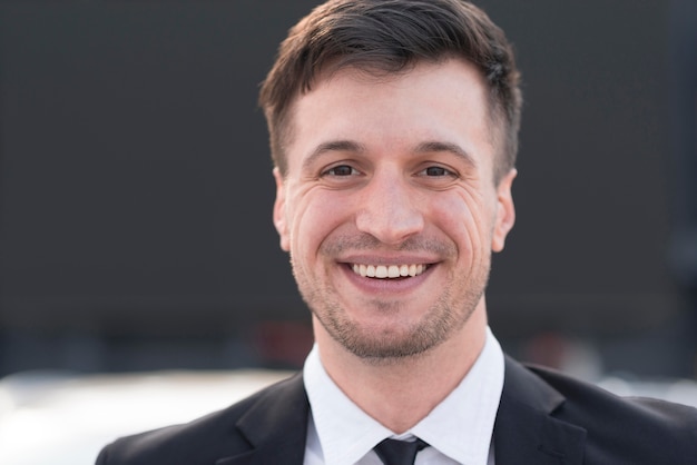 Homem de negócios sorridente de retrato