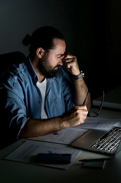 Homem de negócios trabalhando até tarde