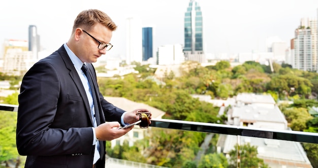 Homem de negócios trabalhando conectando o conceito de telefone inteligente