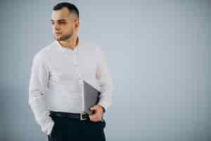 Foto grátis homem de negócios usando laptop no escritório