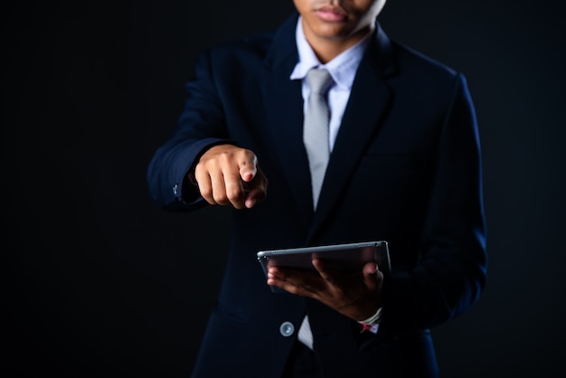 Homem de negócios usando tablet analisando dados de vendas e gráfico de crescimento econômico, tecnologia