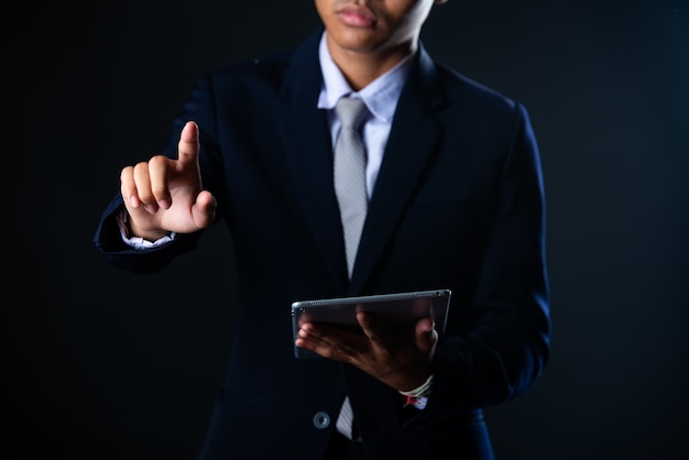 Homem de negócios usando tablet analisando dados de vendas e gráfico de crescimento econômico, tecnologia