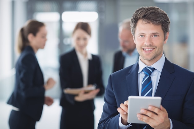 Foto grátis homem de negócios usando tablet digital