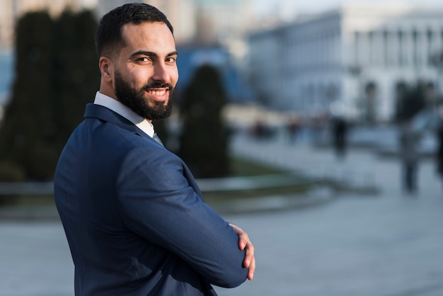 Homem de negócios vista lateral na cidade