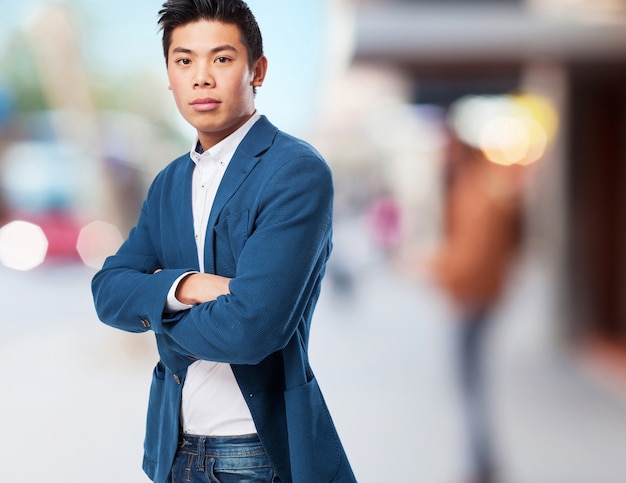 Foto grátis homem de pé chinês