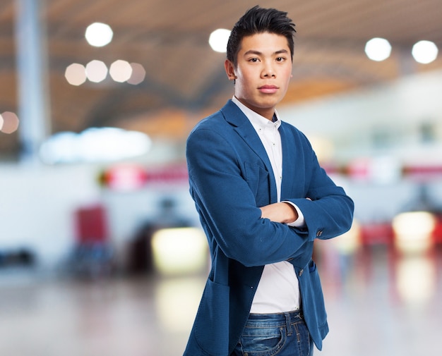 Foto grátis homem de pé chinês